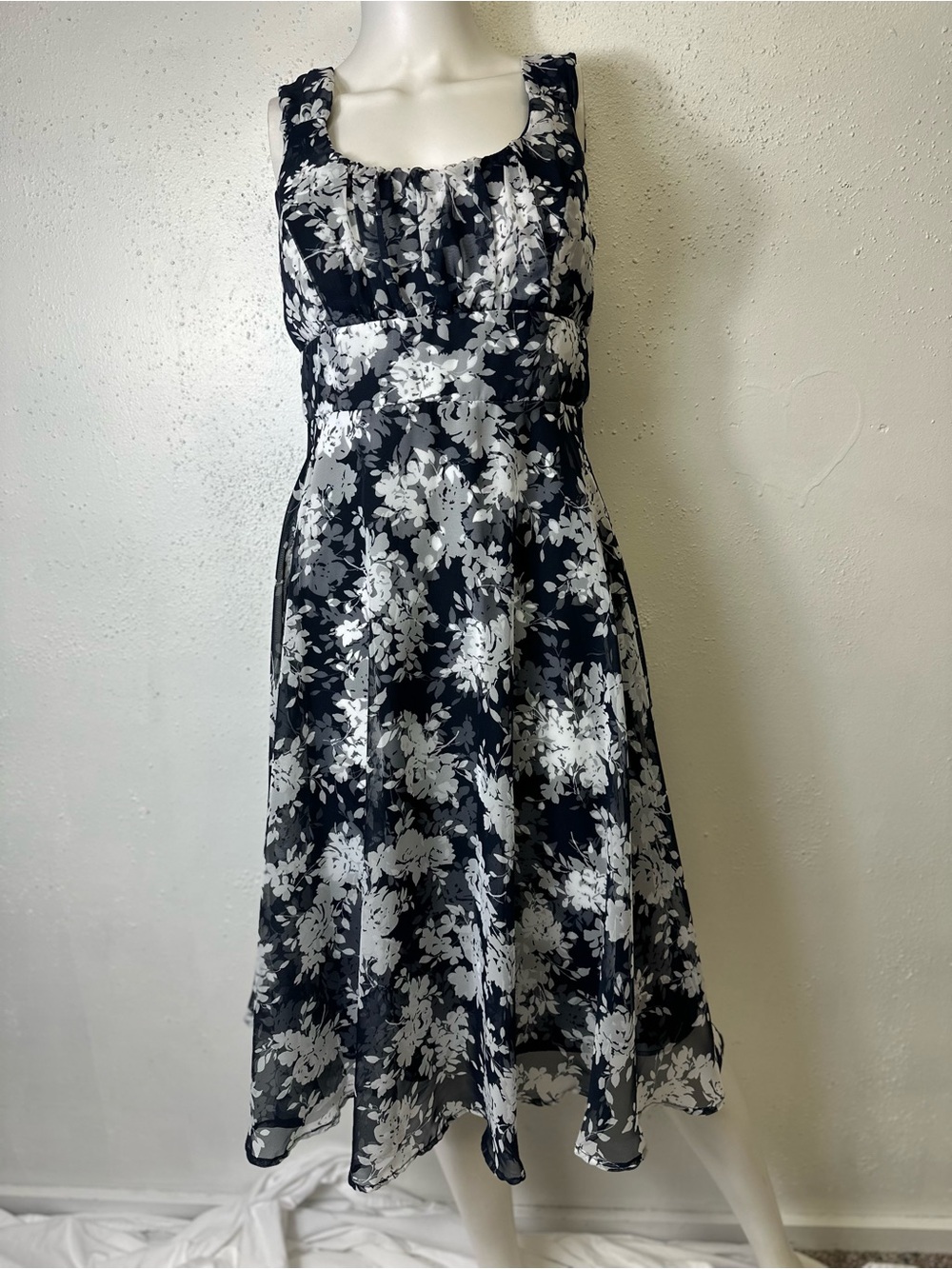 STUNNING DRESS BARN BRAND SIZE 8 FLORAL DRESS